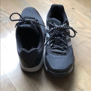 adidas traxion running shoes